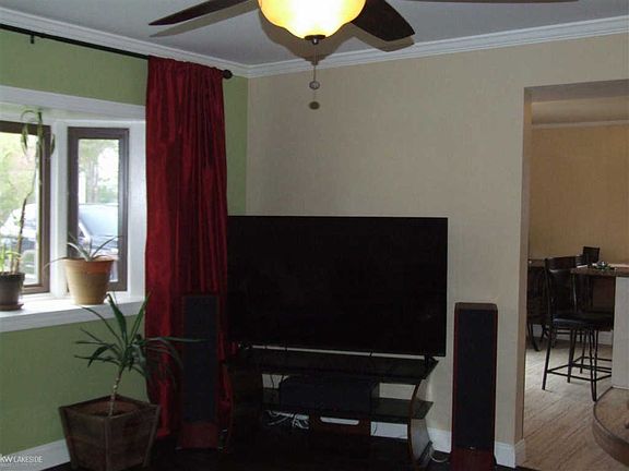 4th image of 26932 Earl St