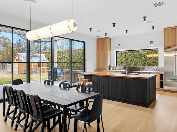 31 New Ln, Southampton, NY 11968