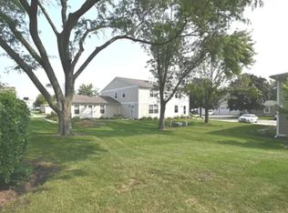 319 Farmingdale Cir, Vernon Hills, IL 60061