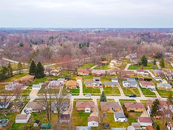 4th image of 18247 Adams Dr