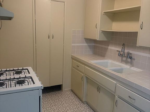 3rd image of 1116 W Valencia Dr APT A