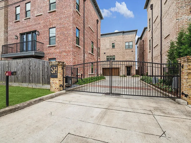 2803 Hicks St — Photo 3