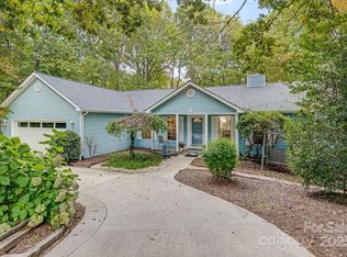 141 Foothills Dr, Hendersonville, NC 28792