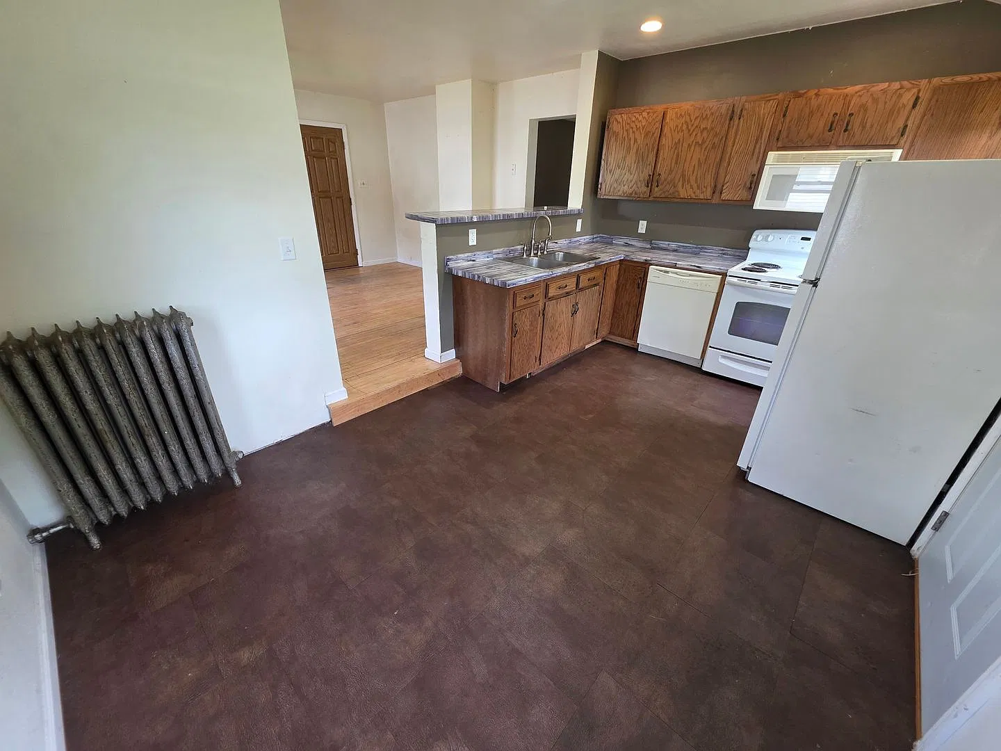 $1,395 |3Bd 1.5+Ba| 633 Hudson St| Available 06/01/2027! — Photo 3