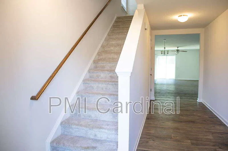 5 bed, 3.0 bath, 2406 sqft, $2,200 — Photo 2