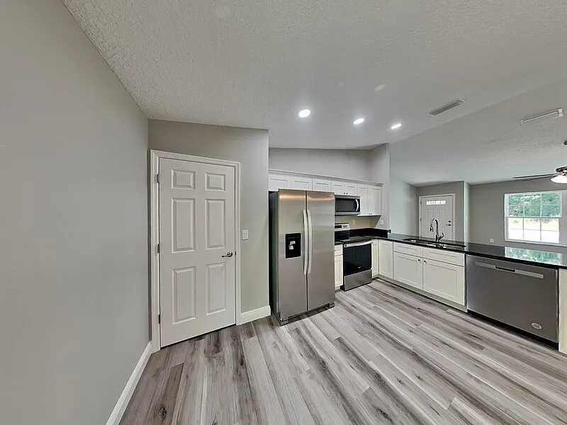 3 bed, 2.0 bath, 1405 sqft, $1,595 — Photo 3