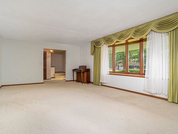 5th image of 2219 Silverthorn Dr