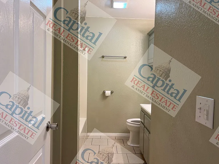 219 W Locust St — Photo 13