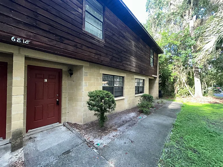 6818 SW 42nd Pl — Photo 2