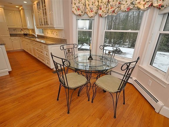 4th image of 101 Country Ln
