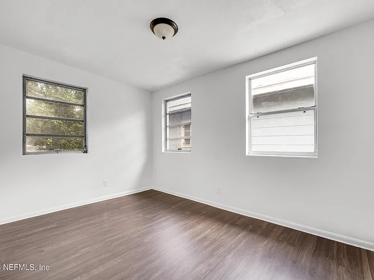 503 W 16th St — Photo 12