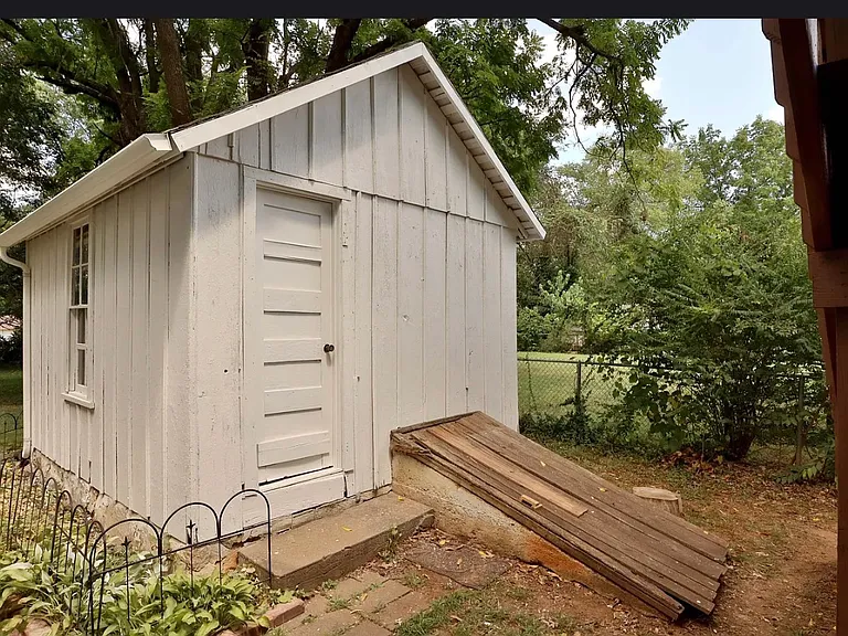 317 E Glenwood St — Photo 16