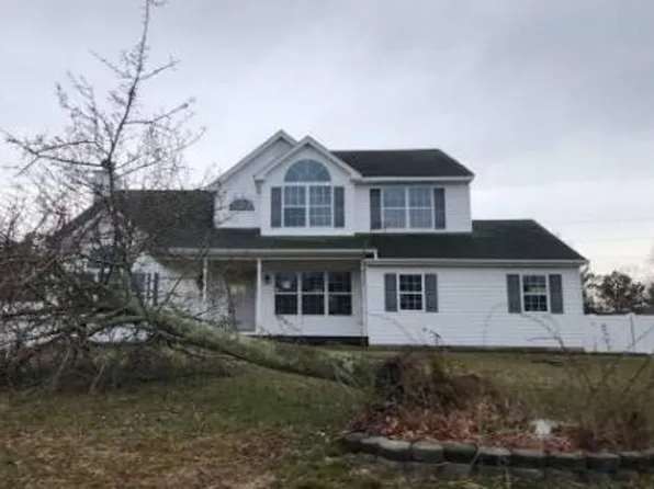 11 Bittersweet Ln, Center Moriches, NY 11934