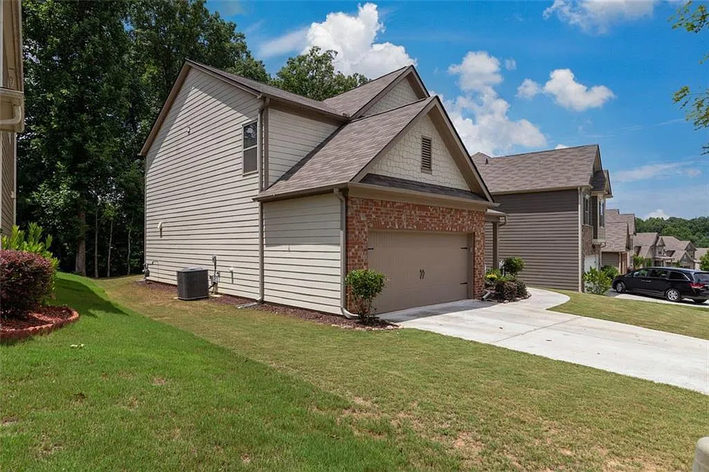 3 bed, 2.5 bath, 2124 sqft, $2,400 — Photo 2
