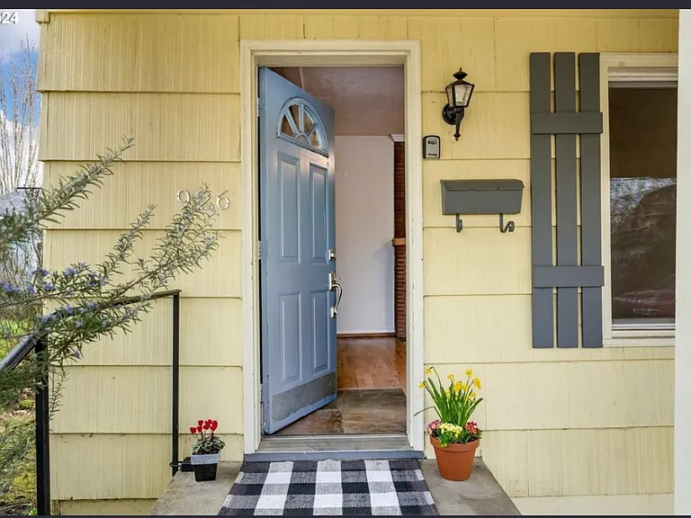 926 NE Davis St — Photo 3
