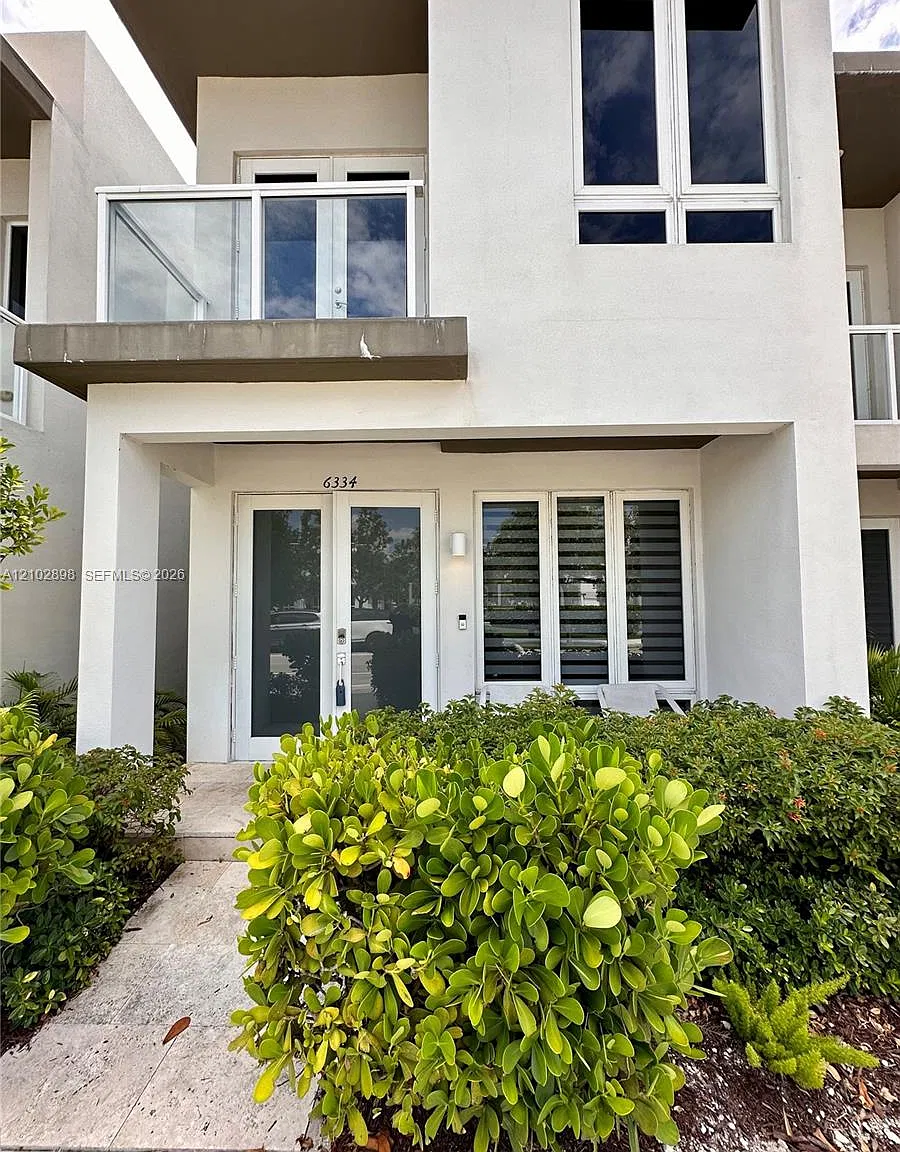 Landmark At Doral — Photo 1