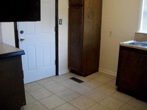 3rd image of 817 SW 36th St