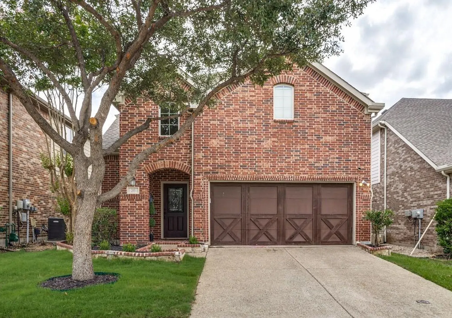 Beautifully maintained and home in Castle Hills North. — Photo 1