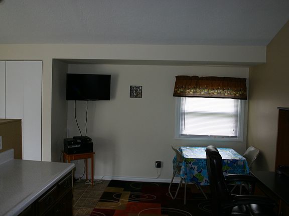 4th image of 241 Mason St
