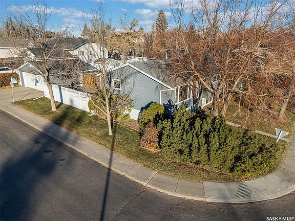 3rd image of 262 Nesbitt Cres