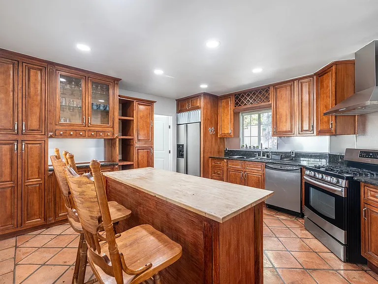 9501 Clybourn Ave — Photo 15