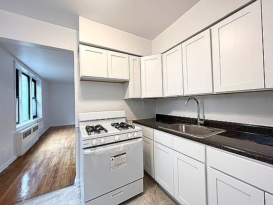 5th image of 860 E 18th St APT 4A