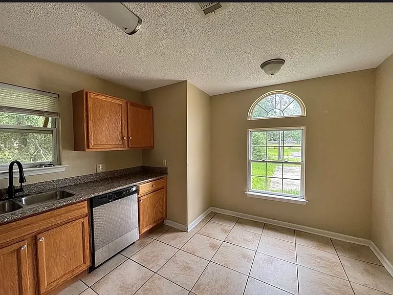 111 S Jackson Ave — Photo 8
