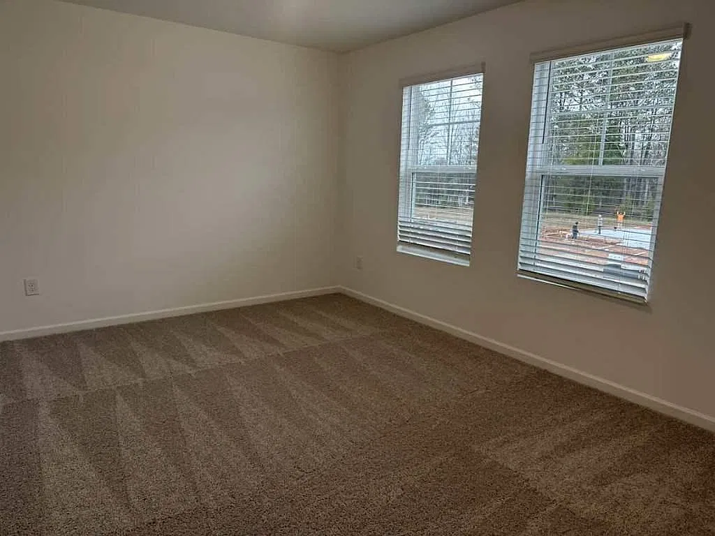 2069 Boxwood Cir SE — Photo 3