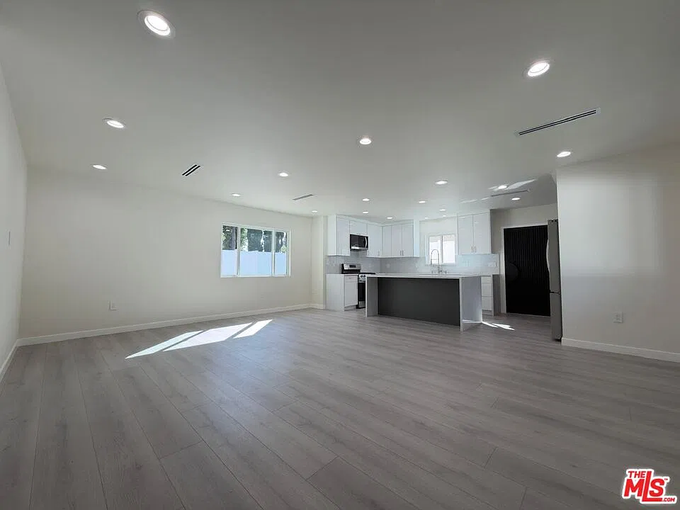 16632 Wyandotte St