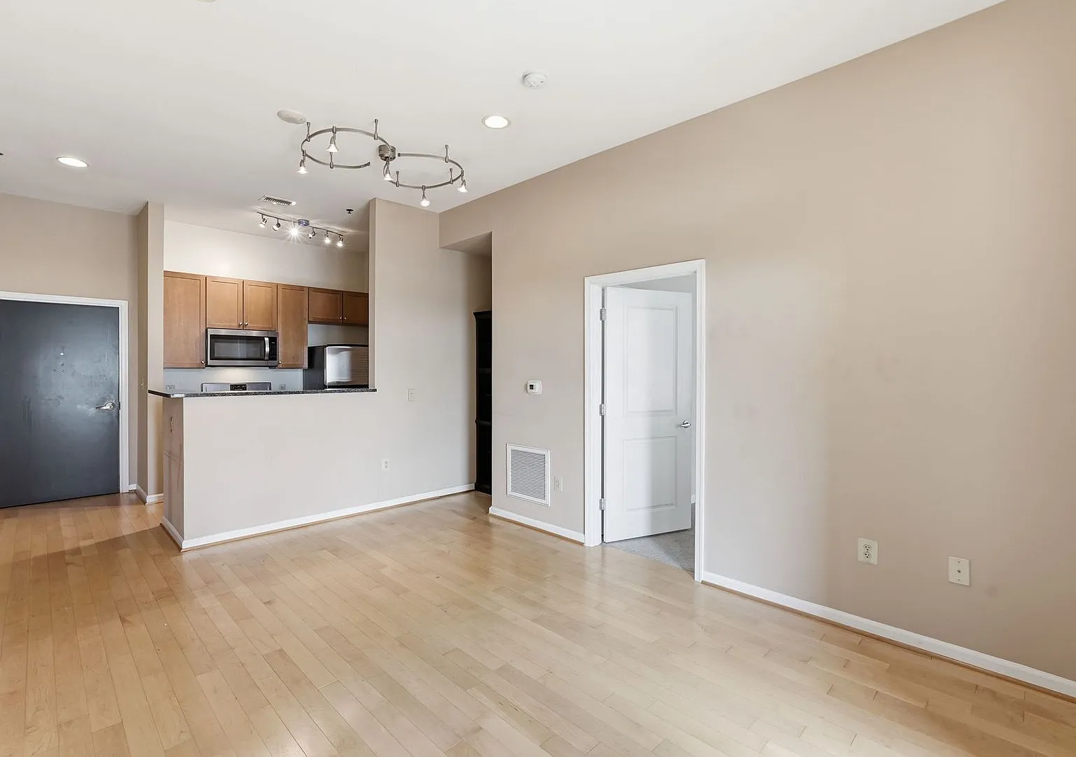 Experience elevated city living in this beautifully maintained residence ideally situated in the ... — Photo 3