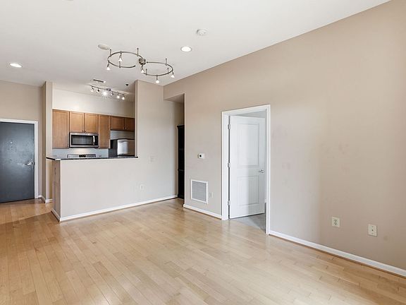 3rd image of 309 Holland Ln Unit 211