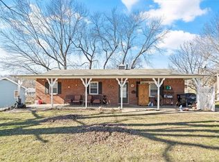204 S Queen Ridge Dr, Independence, MO 64050