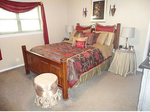 3rd image of 302 Sandlewood Ln