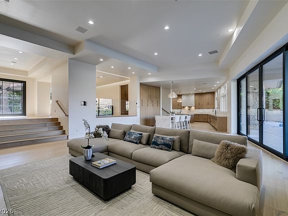 4th image of 14 Promontory Ridge Dr