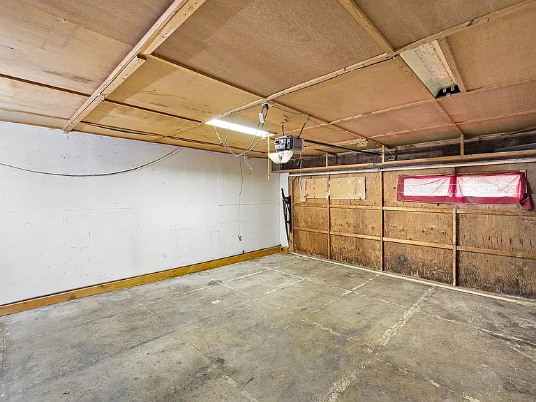 995 Matthew Ct — Photo 30