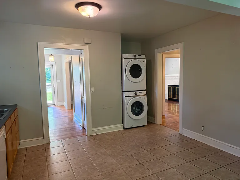 511 Court St S — Photo 10