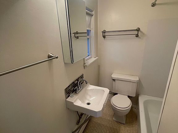 5th image of 1609 4th St NE