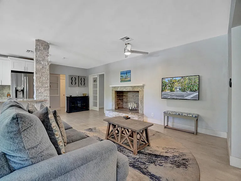 720 SW 11th Ct — Photo 10