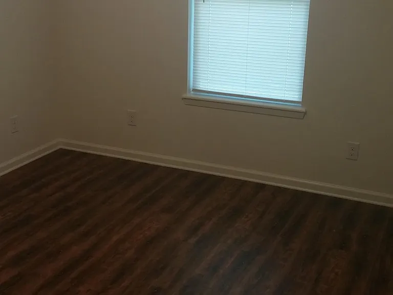 867 W Elm St — Photo 3