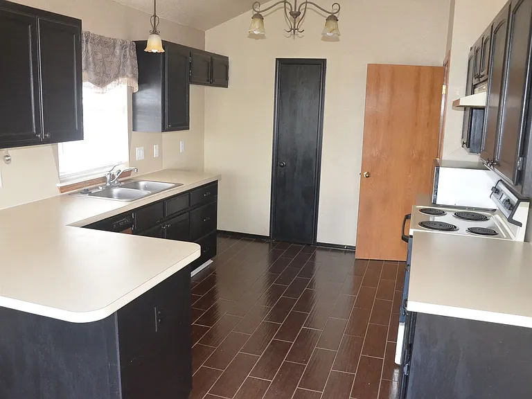 921 Kenwood Dr — Photo 3