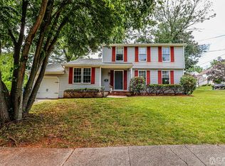 32 Smith St, Metuchen, NJ 08840