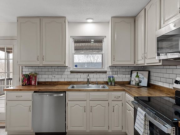 5th image of 302 Locust St