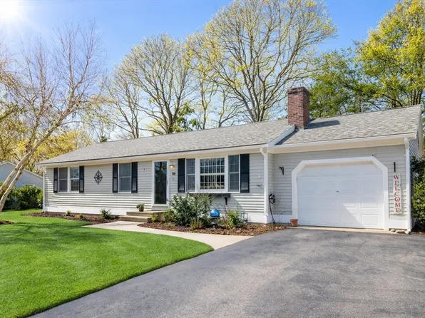 39 Mainsle Ln, Hyannis, MA 02601