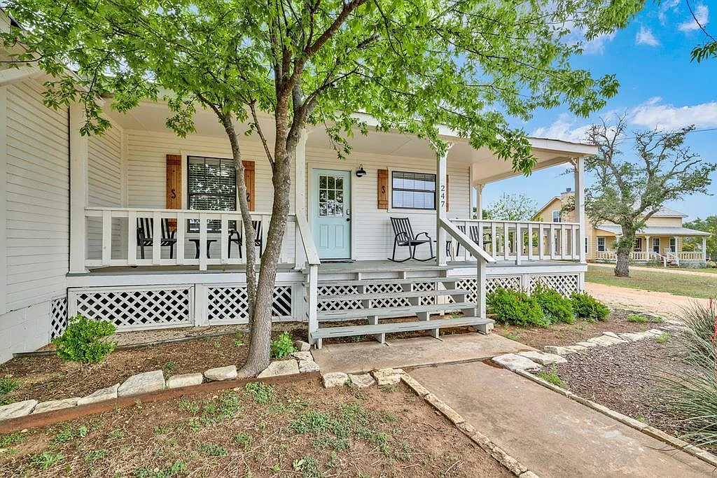 3 bed, 1366 sqft, $2,600 — Photo 2