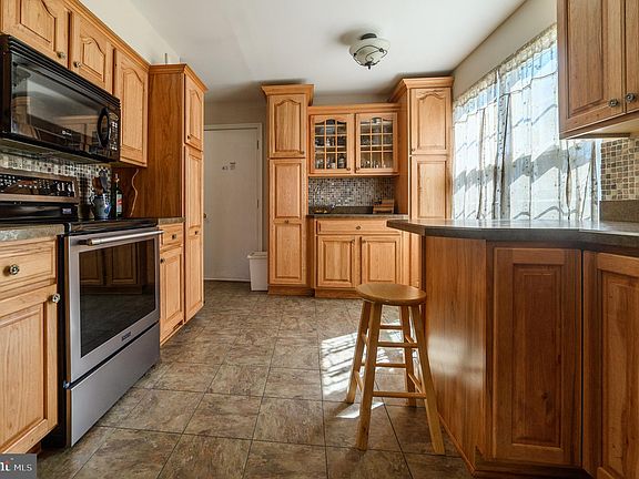 3rd image of 3425 Flint Hill Pl
