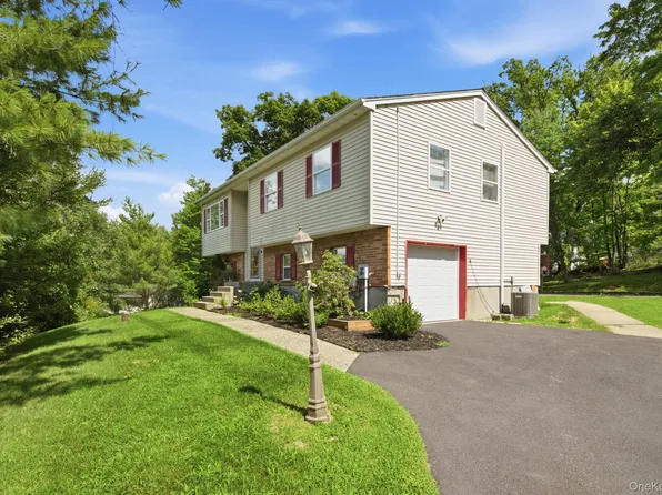 17 Old Hemlock Drive, New Windsor, NY 12553