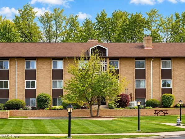 10408 N Church Dr APT 420, Parma Heights, OH 44130