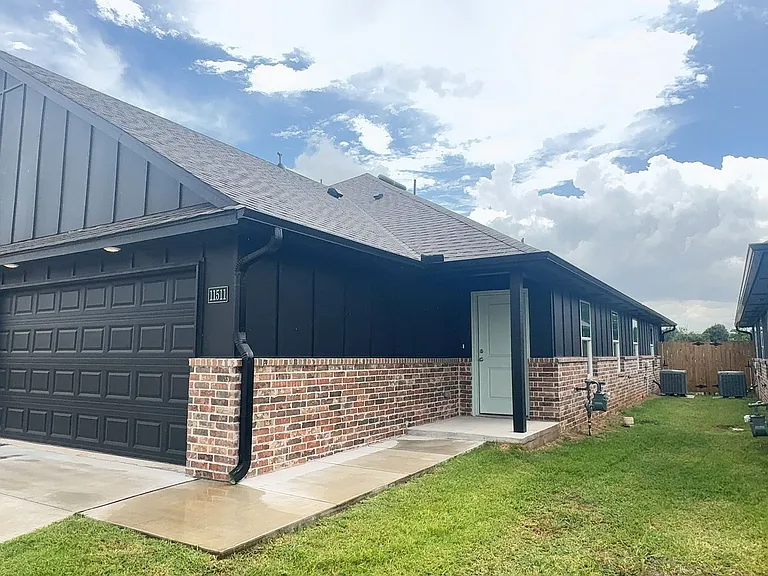 11511 University Dr — Photo 1