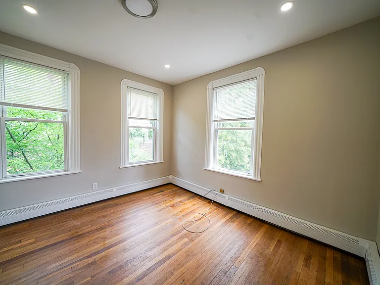 568 Green St #3 — Photo 6