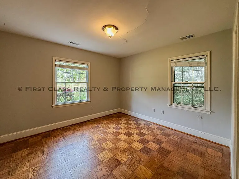 500 Ashworth Rd — Photo 28